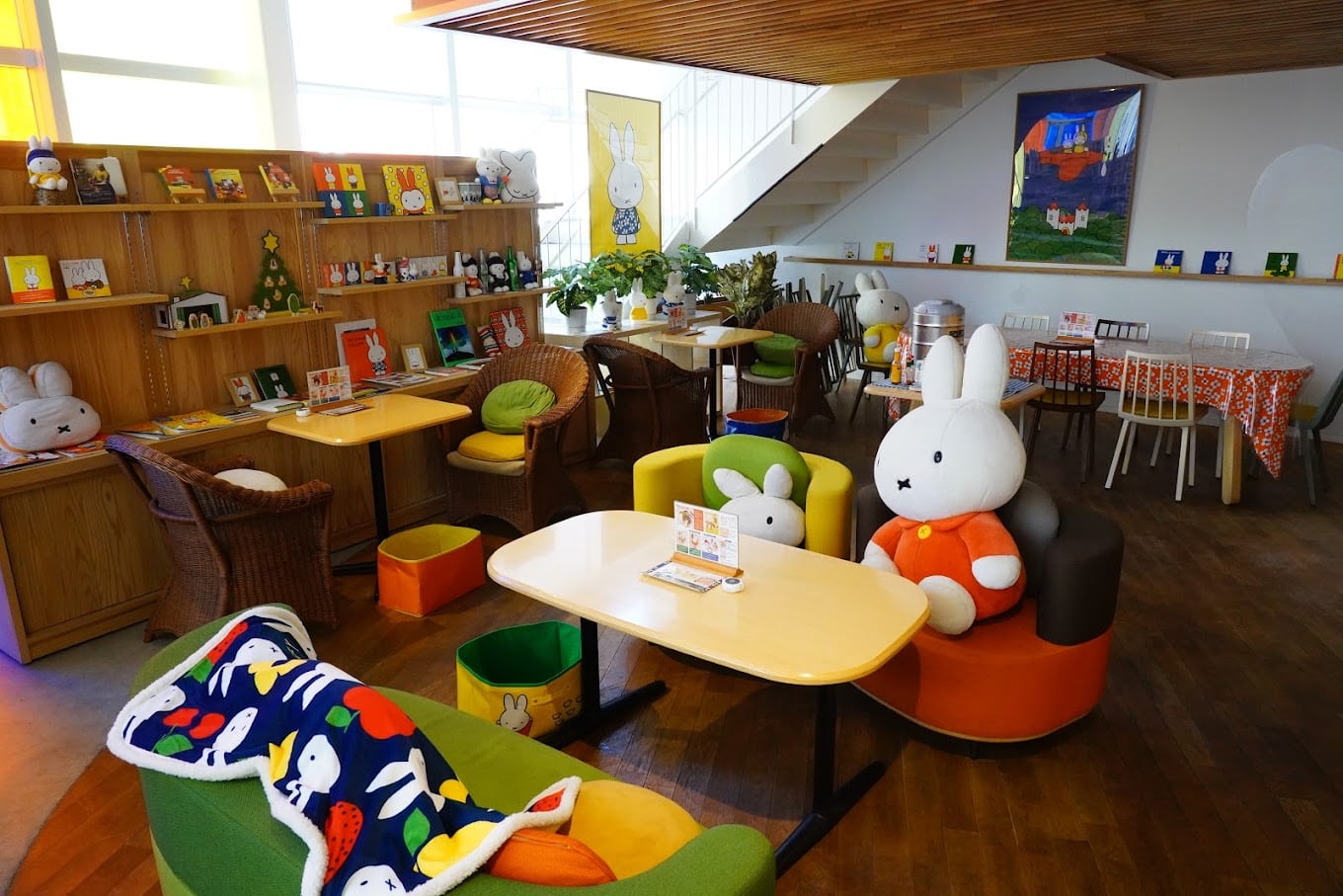 Bagian dalam Miffy Cafe di Kamaishi yang penuh dengan buku dan aksesori kelinci Miffy
