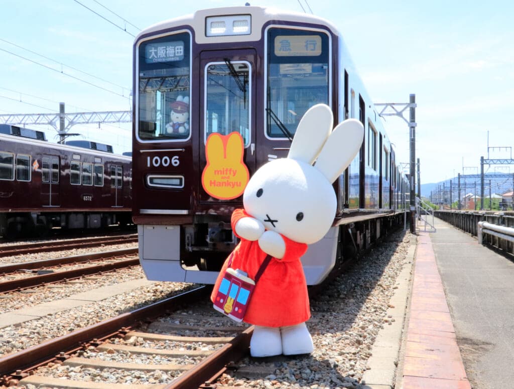 Maskot kelinci Miffy saat peluncuran kereta Miffy untuk Hankyu Railway