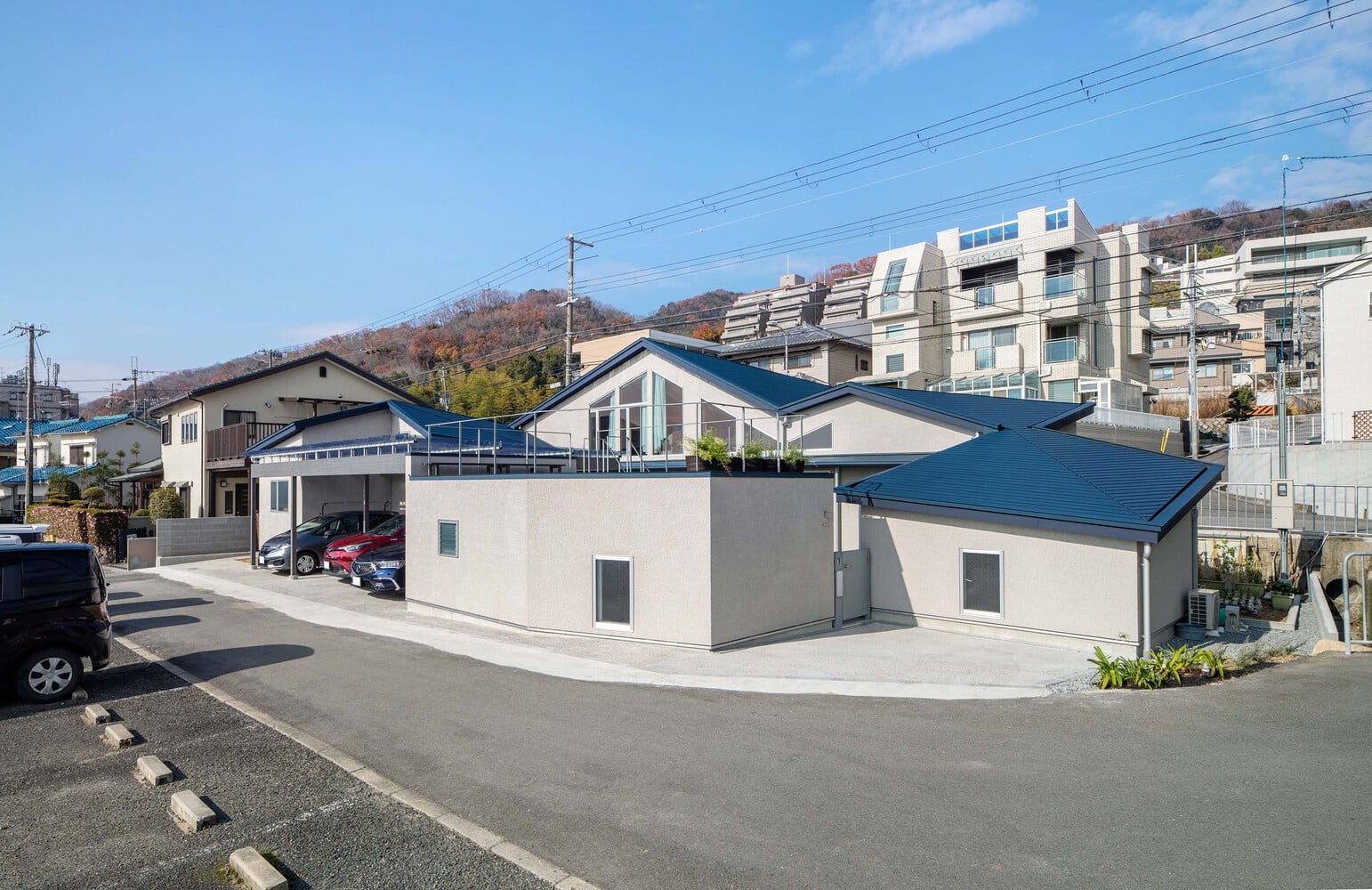 Bentuk fasad rumah yang menyatu dengan latar belakang pemandangan lereng pegunungan di Osaka