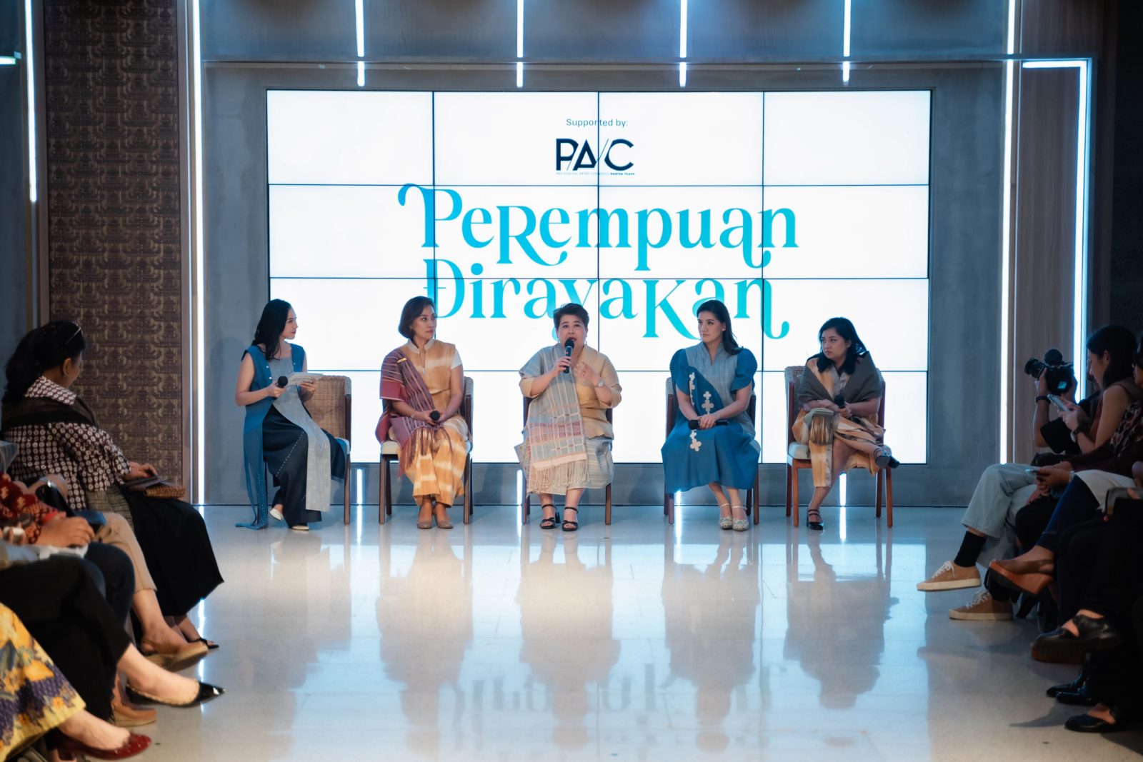 Tobatenun dan sejumlah narasumber lainnya pada Talkshow  Menjalin Kisah: #PerempuanDirayakan Dengan
Tobatenun.