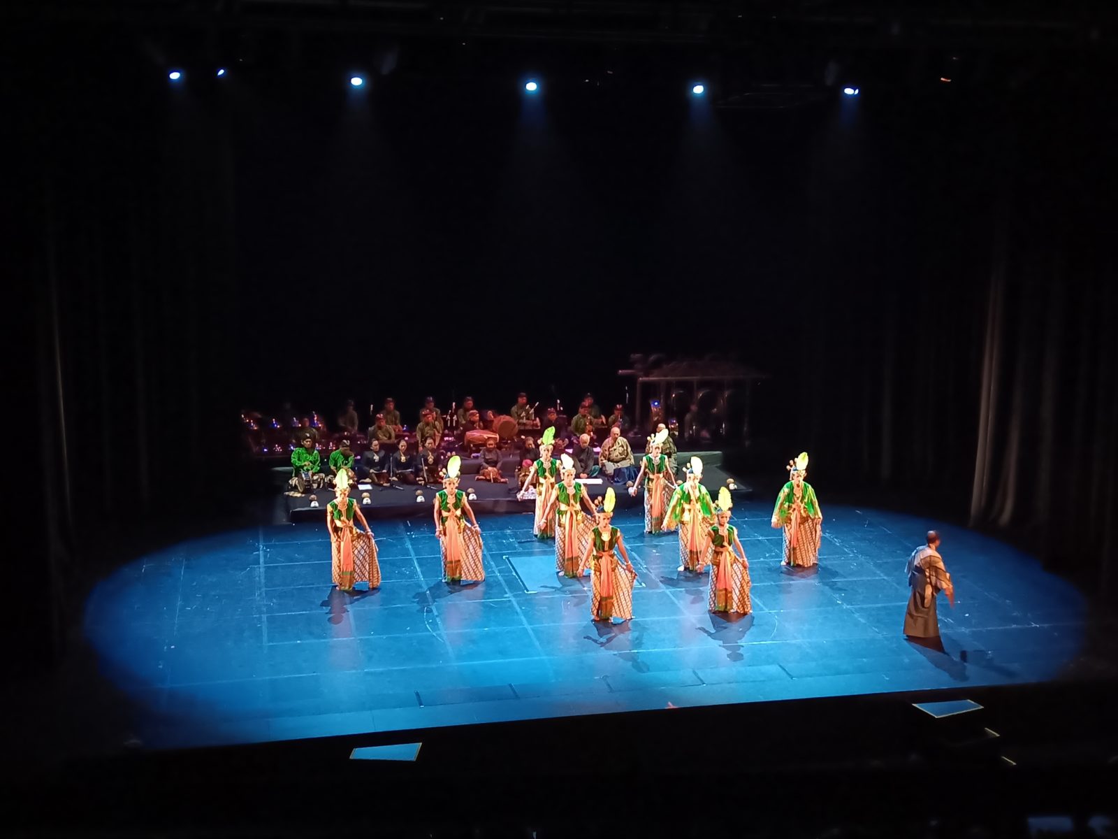 Bedhaya Hagoromo sebagai pembukaan Indonesian Dance Festival 2024.