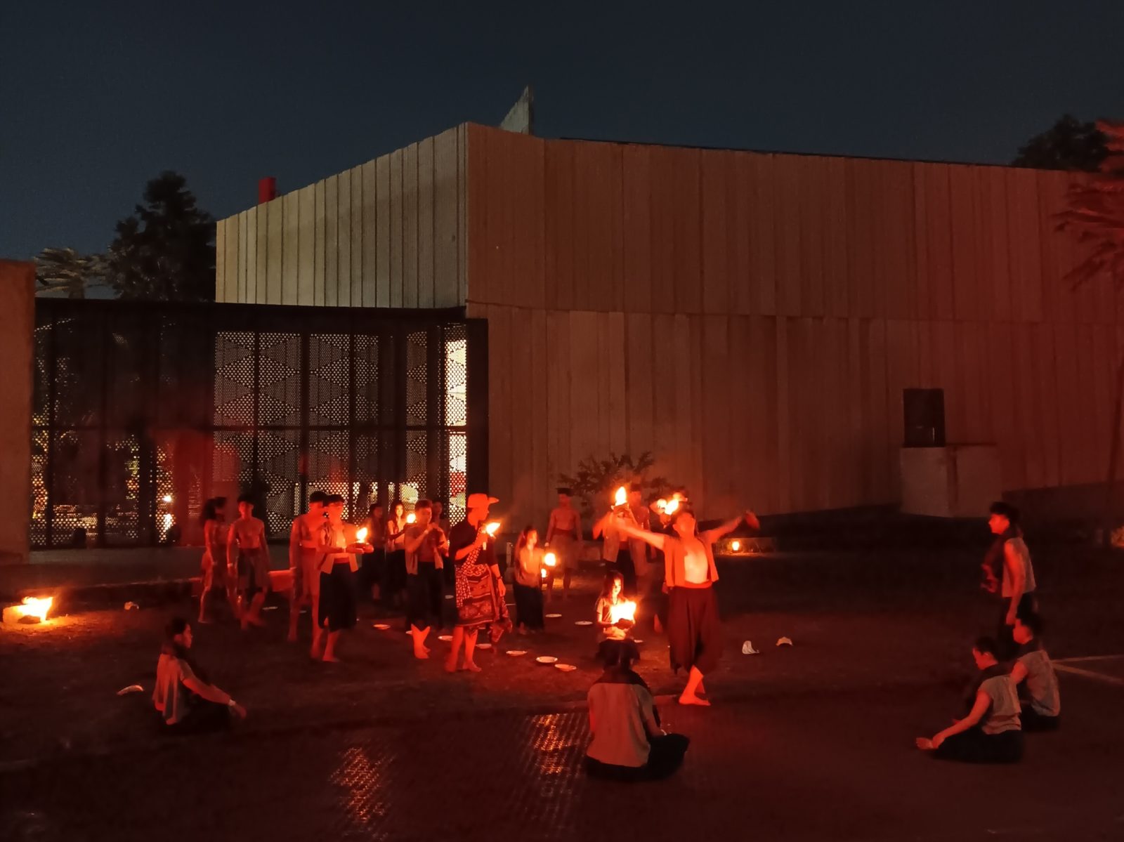 Penampilan upacara pembukaan tari "Bisik Tiga Bumi" di area taman Gedung Graha Bhakti Budaya