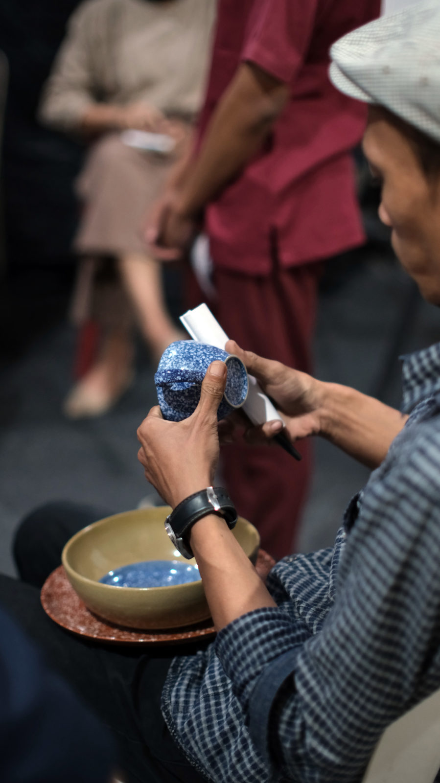 Kegiatan membuat keramik bersama anak magang SMK