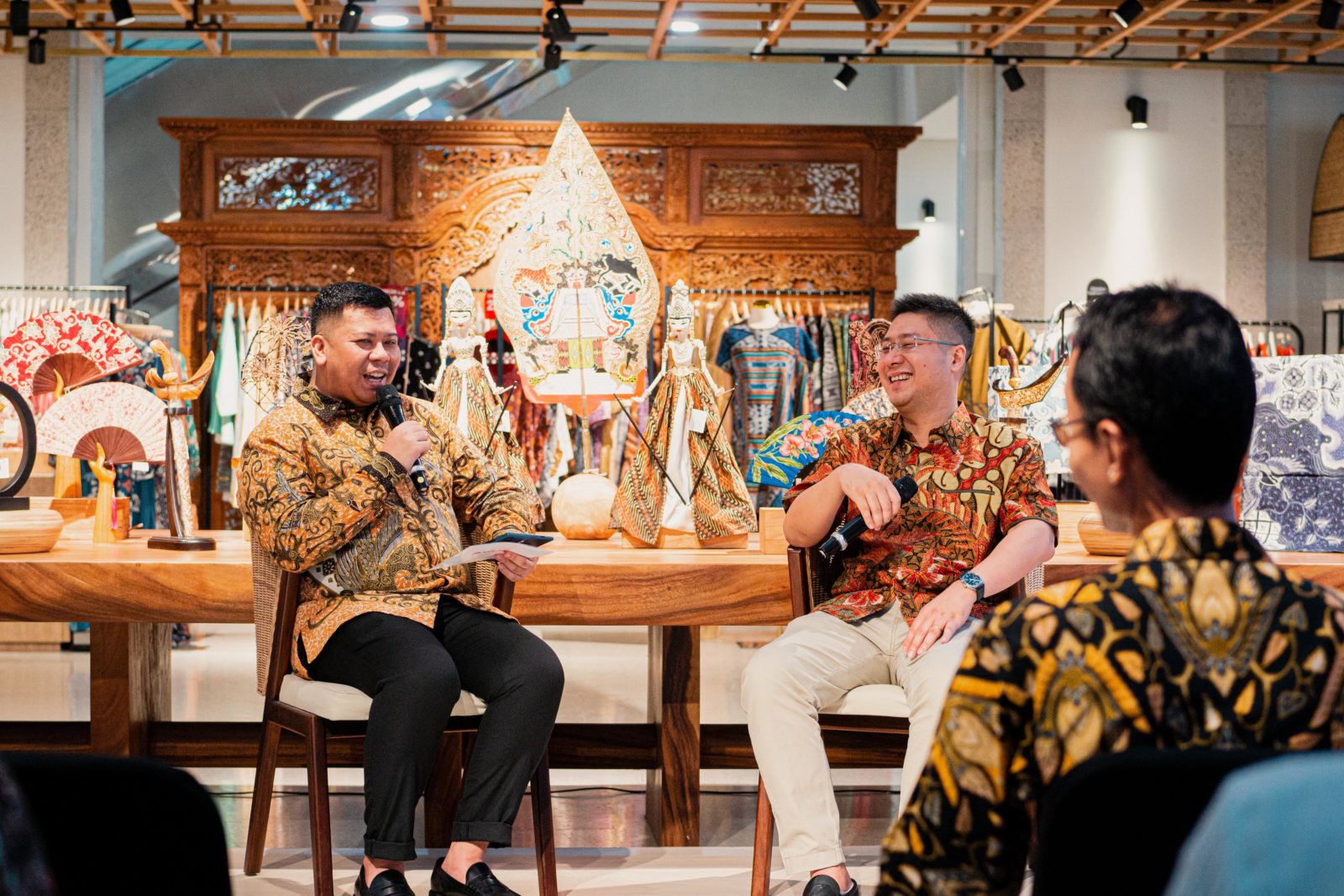 Sarinah bersama Batik Hadinata mengadakan talkshow.