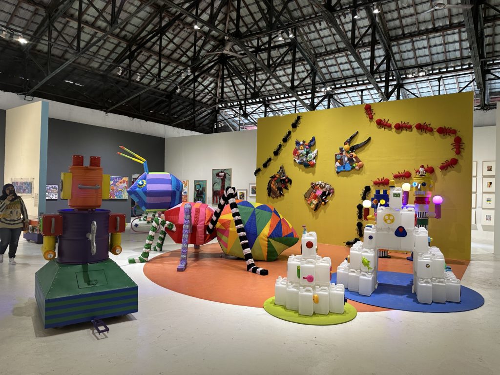 Karya Re Exp yang berupa instalasi dari found objects, membentuk karakter yang menyerupai manusia, binatang, dan tumbuhan. Karya komisi untuk ArtJog Kids 2025.