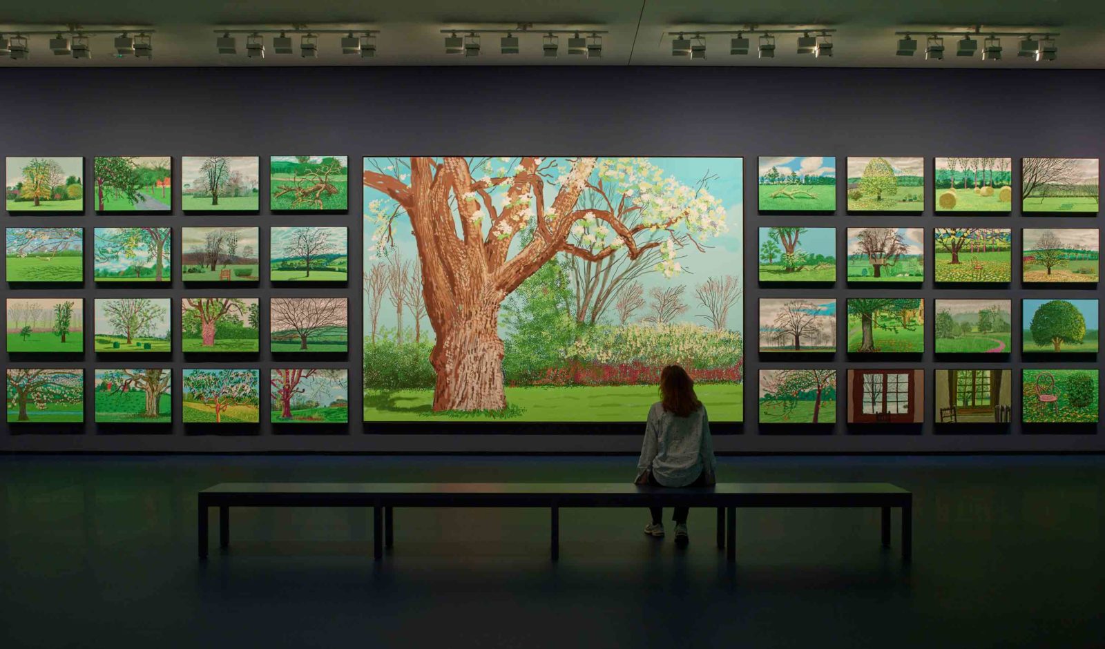 Tampak ruang instalasi video di pameran David Hockney 25