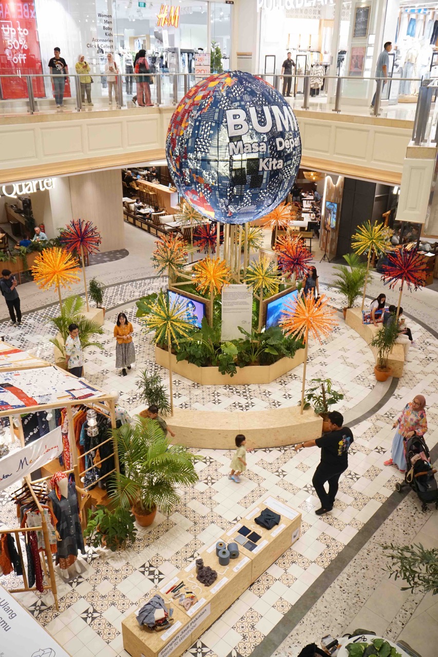 Bumi, Masa Depan Kita karya Sejauh Mata Memandang di Grand Indonesia