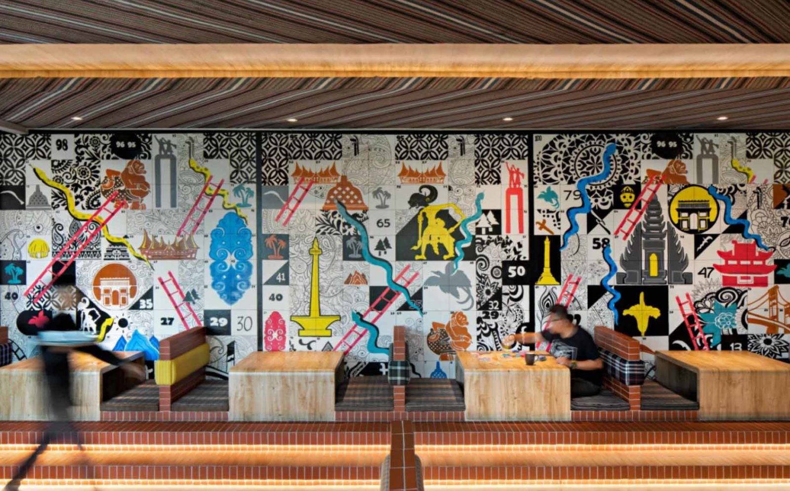 ular tangga sebagai desain interior kafe di Jakarta, Indonesia