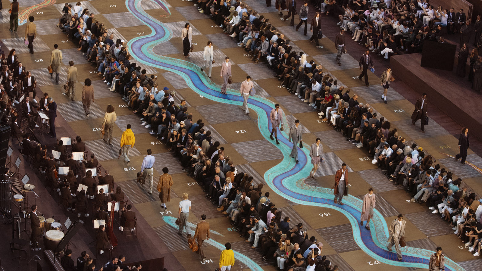 desain ular tangga di paris fashion week 2025