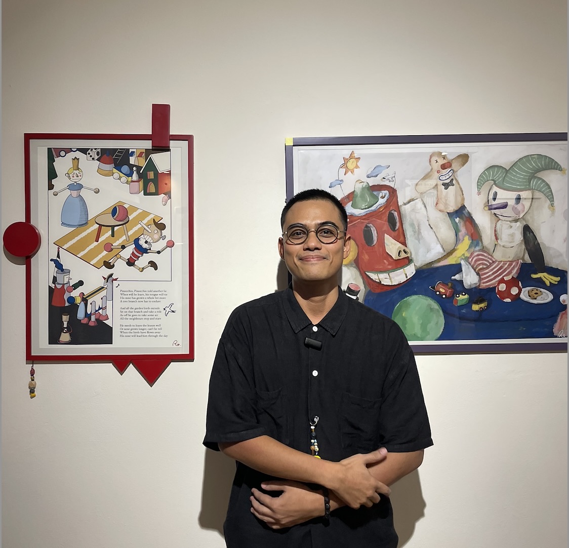 Roboto Reo berdiri di depan karya seni Arbiaro dalam pameran Nothing Ordinary di Meramu Artspace.