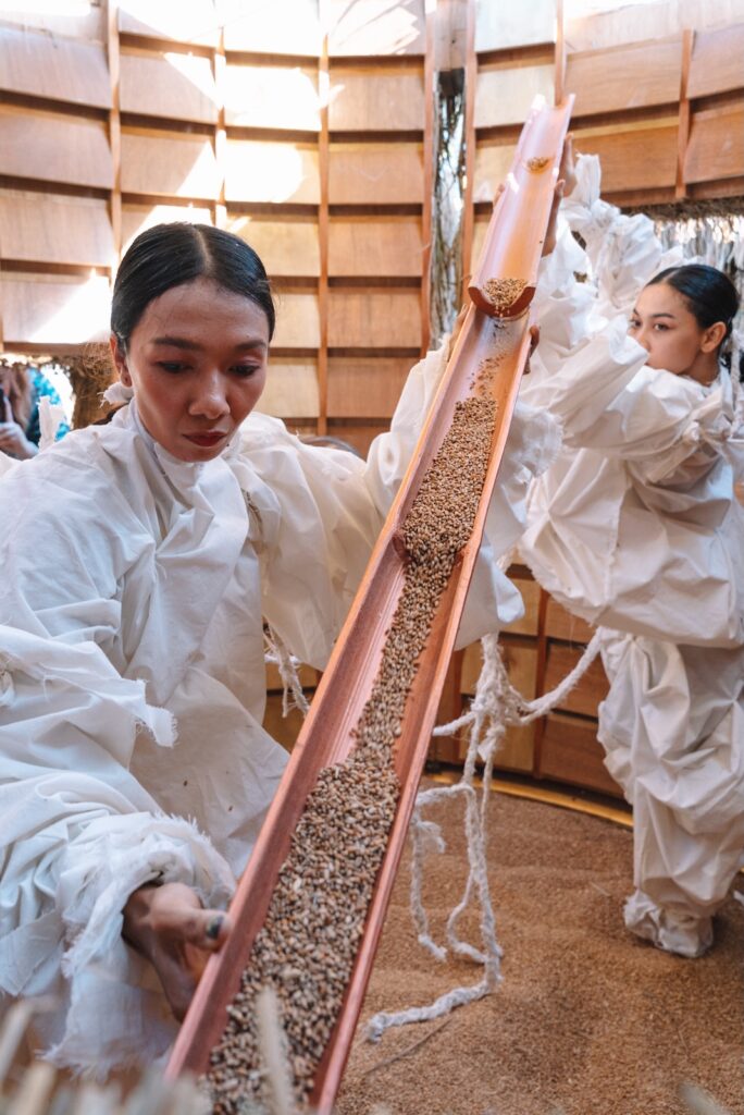 Pertunjujan dua orang penari di dalam Karya Lianggono untuk The Makers Project Balvenie