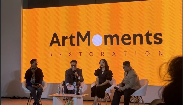 Panel diskusi ArtMoments Jakarta 2025 dengan empat narasumber membahas tema “Restoration” di panggung utama AGORA Exhibition Hall, Jakarta Pusat.