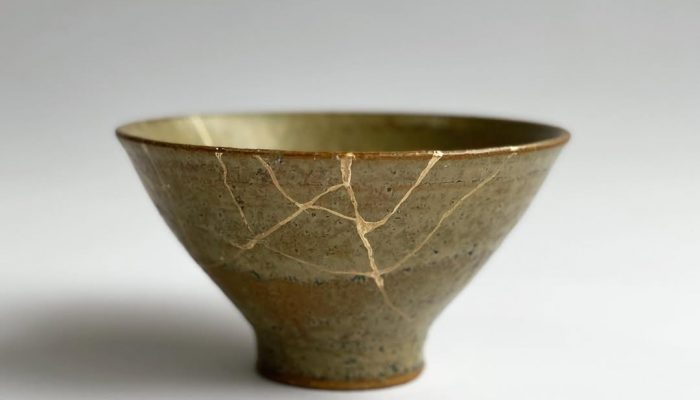 育てていただいていた抹茶茶碗をお預かりしてお直し🤲#Repairing #ModernKintsugi #kintsugi #ceramics #陶器 #金継ぎ #モダン金継ぎ #抹茶茶碗