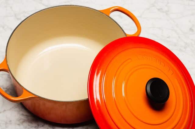 Panci Le Creuset dengan seri warna Volcanic; warna khasnya sedari 1925 yang terinspirasi dari warna besi cor cair.