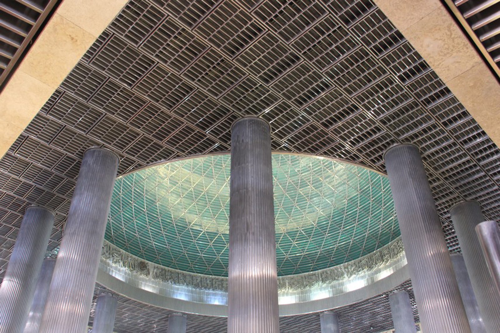 tiang masjid istiqlal