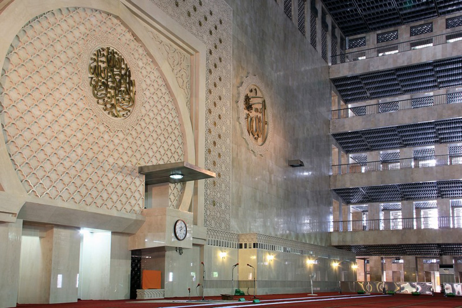 interior masjid istiqlal