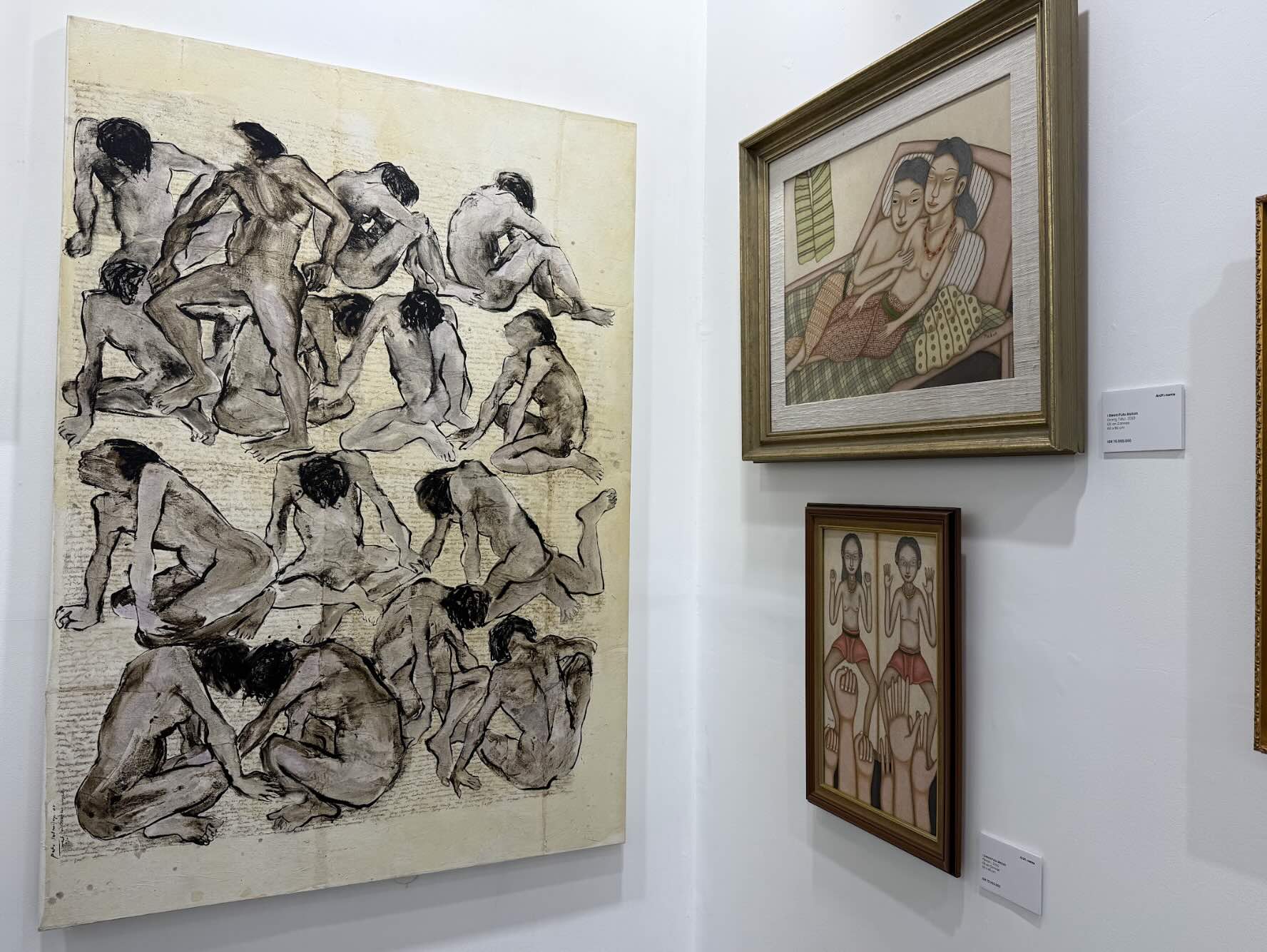 Karya seni bertema figur manusia dari berbagai seniman I Dewa Putu Mokoh yang dipamerkan di ArtMoments Jakarta 2025, termasuk lukisan figur telanjang dalam pose dinamis dan ilustrasi pasangan dengan gaya modern klasik.