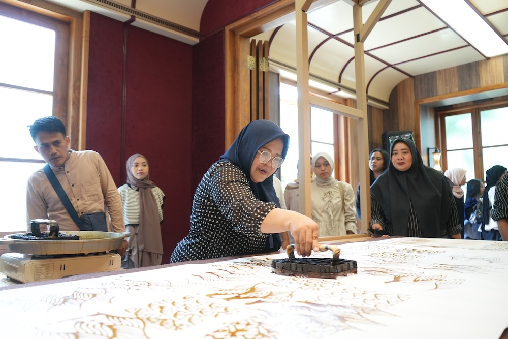 mencoba batik cap dengan motif purana