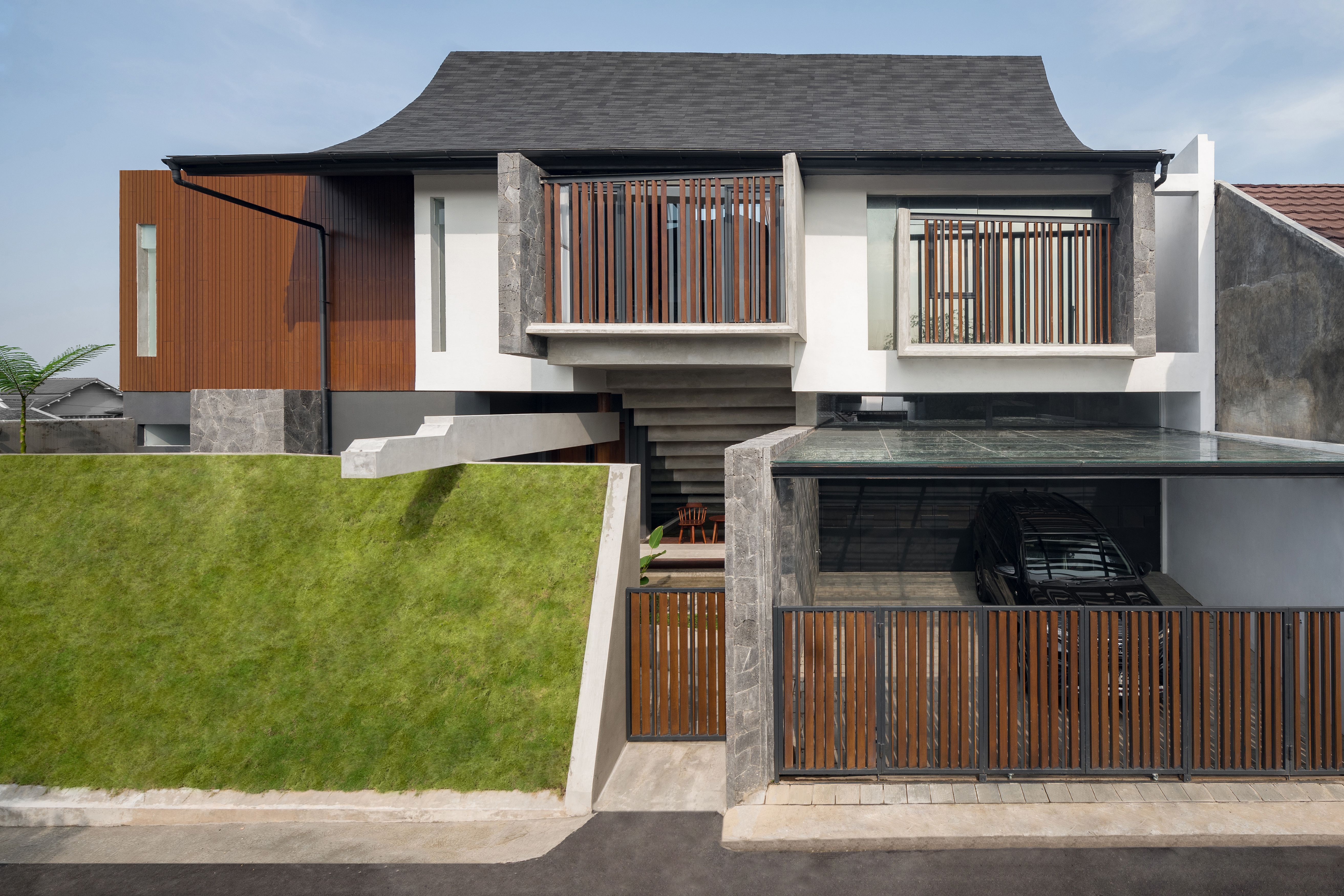 Gambar arsitektur rumah dari tampak depan dengan pagar kayu