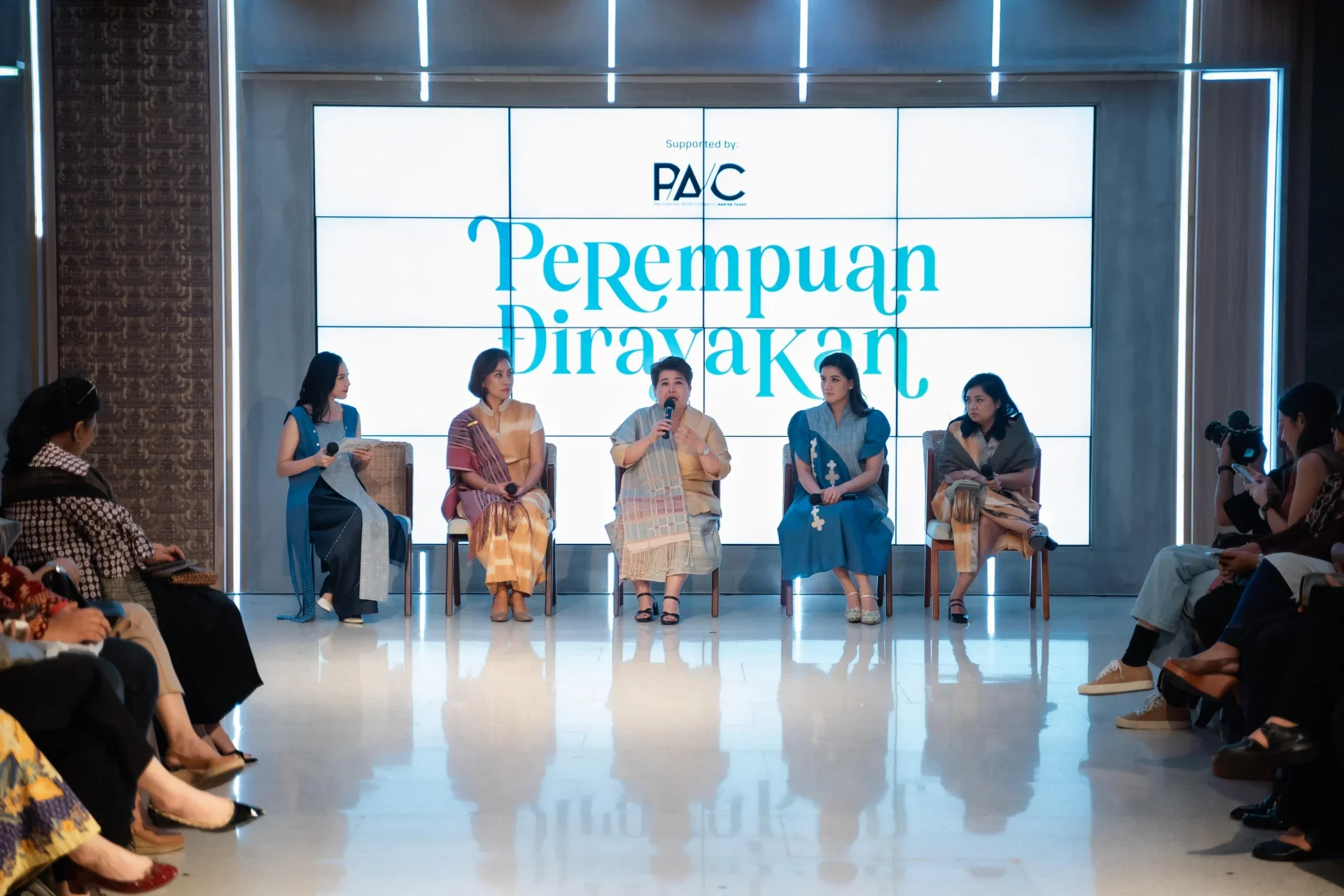 Tobatenun dan sejumlah narasumber lainnya pada Talkshow Menjalin Kisah: #PerempuanDirayakan Dengan
Tobatenun.