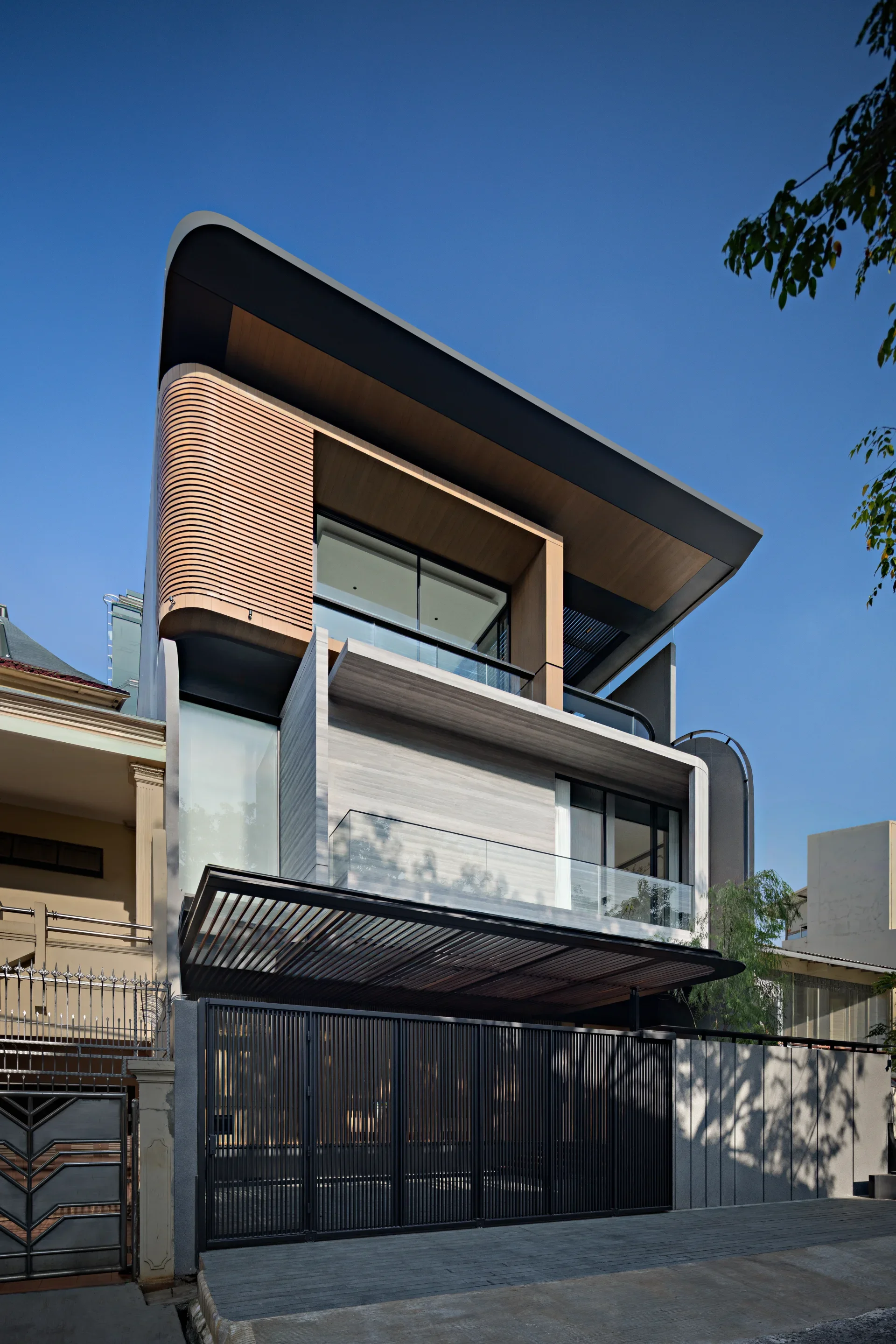 Breathe House: Desain Rumah Tropis Modern di Lahan Terbatas