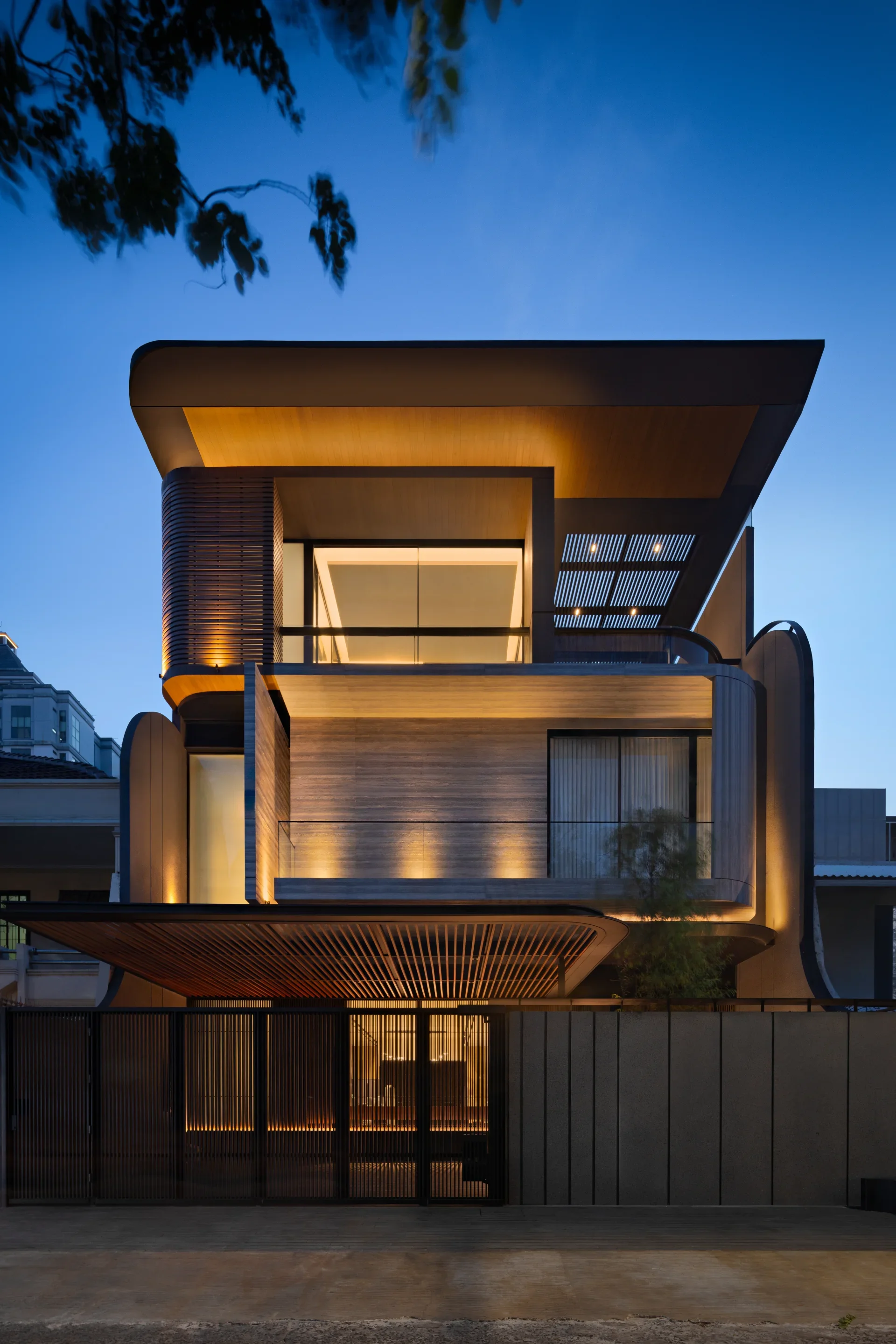 Breathe House: Desain Rumah Tropis Modern di Lahan Terbatas