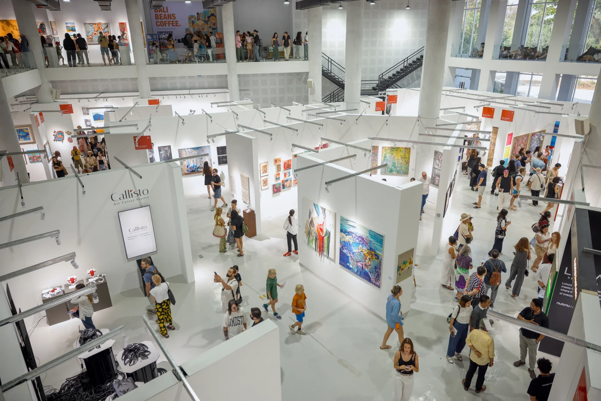 foto tampak atas yang memperlihatkan sejumlah galeri di Art Fair, Art & Bali