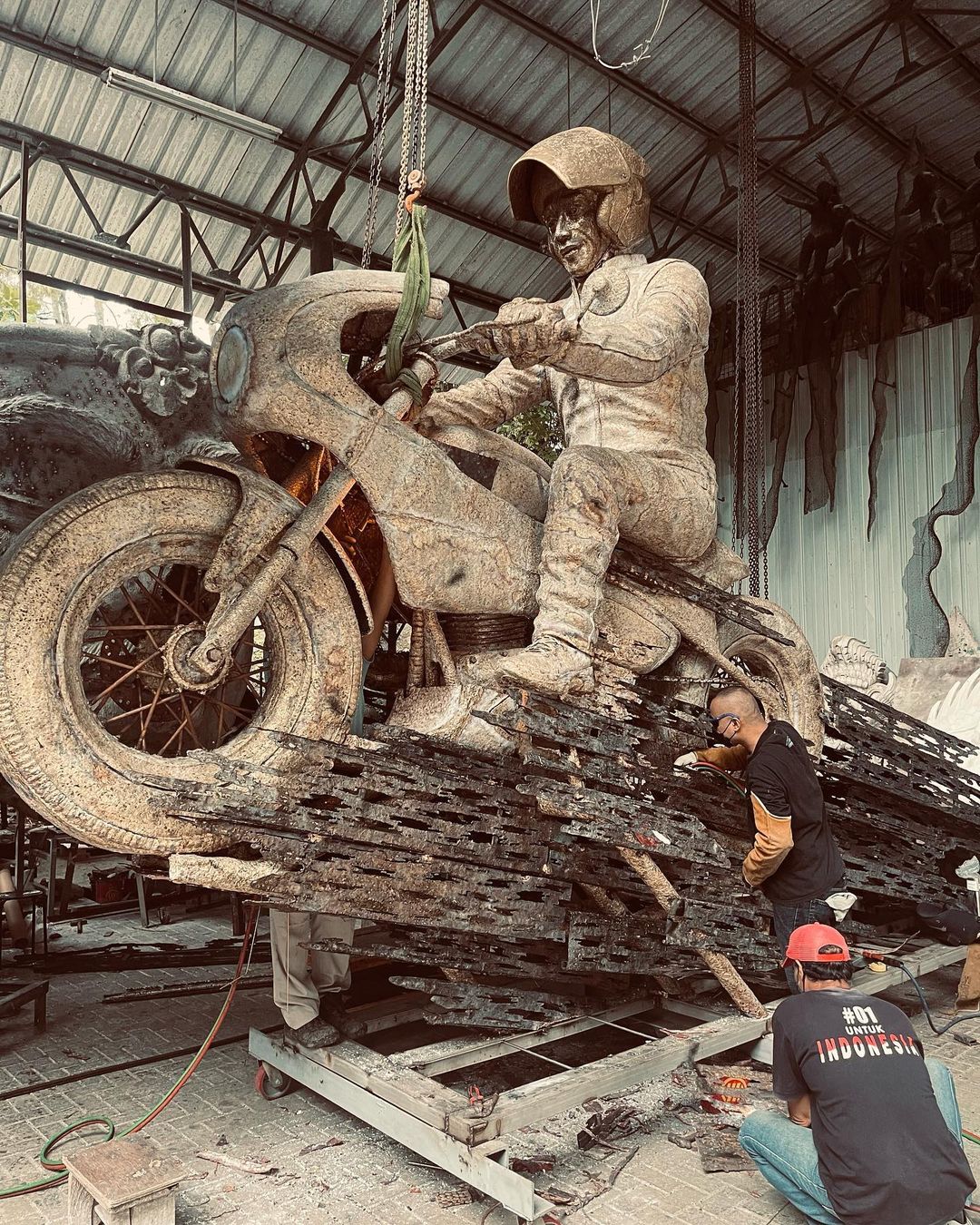 Proses Patina patung Nyoman Nuarta