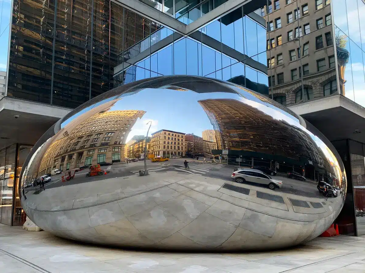 The Bean vs. Mini-Bean Karya Anish Kapoor