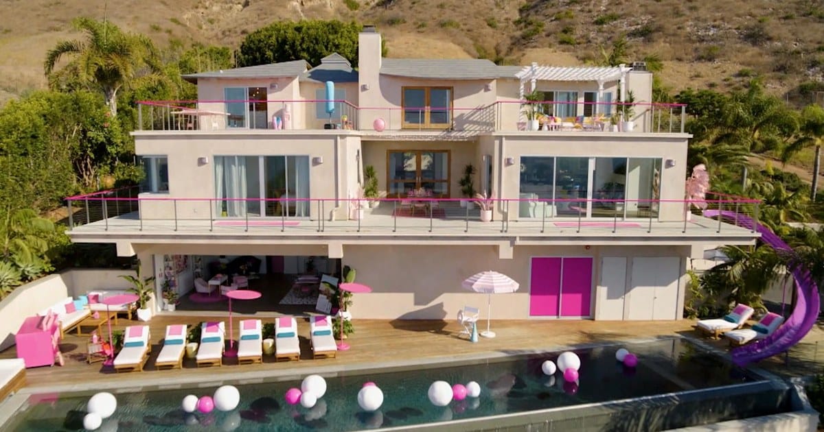 Barbie's Malibu Dreamhouse tahun 2019 yang interiornya dirancang oleh Jonathan Adler